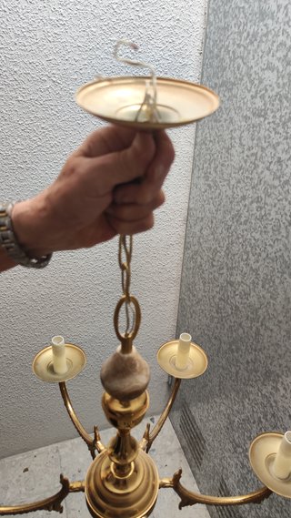 Lámpara de salón dorada de metal