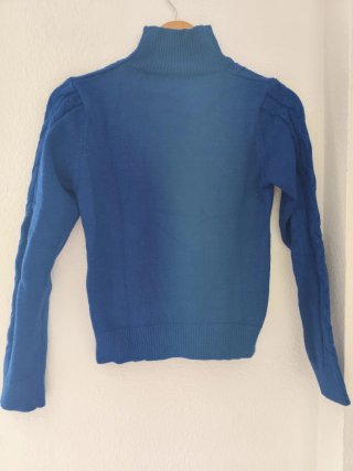 Jersey azul klein trenzado cuello alto