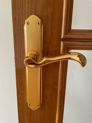Puertas nogal madera maciza con cristales