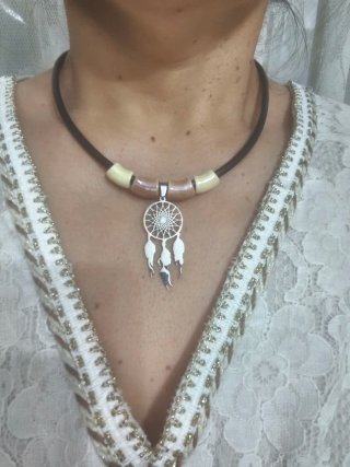 COLLAR  CUERO  CON  ATRAPASUEÑOS   DE  ACERO