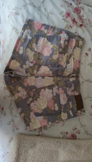 Shorts H&M florales grises y rosas talla 40