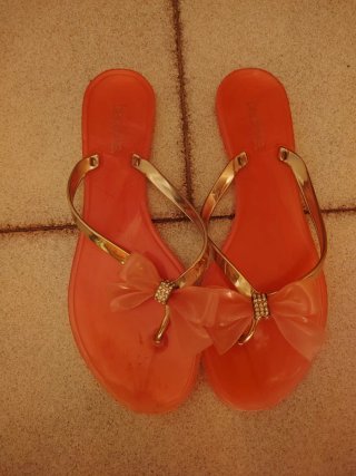 Sandali arancioni con fiocco e strass