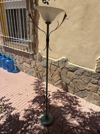 Lampada da terra vintage in metallo e cristallo