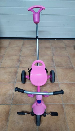 Triciclo infantil rosa con manillar