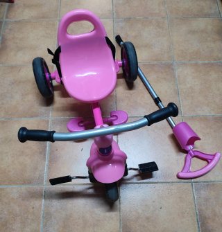 Triciclo infantil rosa con manillar