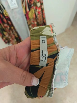Conjunto fluido ADET estampado tropical