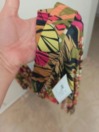 Conjunto fluido ADET estampado tropical