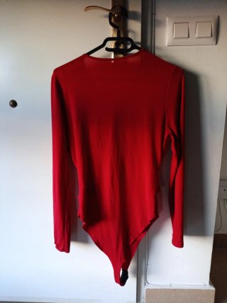 Body elegante vino con detalles dorados
