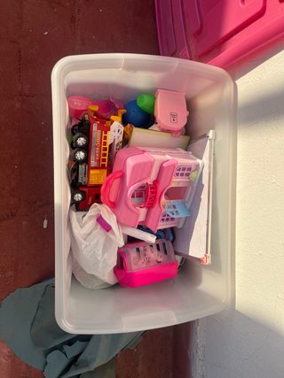 Caja de juguetes variados
