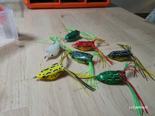 Señuelos de pesca variados