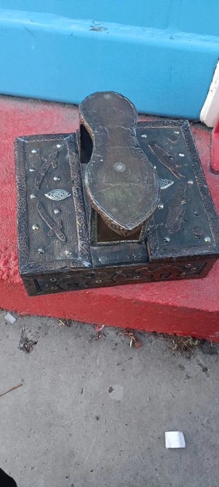 Caja antigua decorada