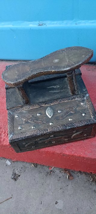 Caja antigua decorada