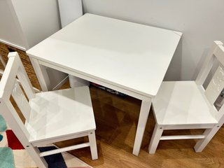 Mesa y 2 Sillas Niños Blancas