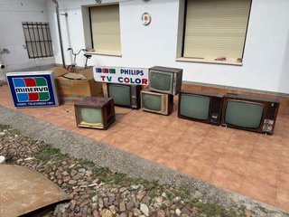 Lote de 40 televisiones antiguas en blanco y negro