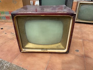 Lote de 40 televisiones antiguas en blanco y negro