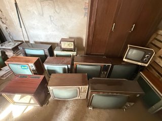 Lote de 40 televisiones antiguas en blanco y negro