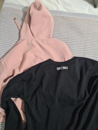 Lote 2 sudaderas: rosa y negra de Stradivarius