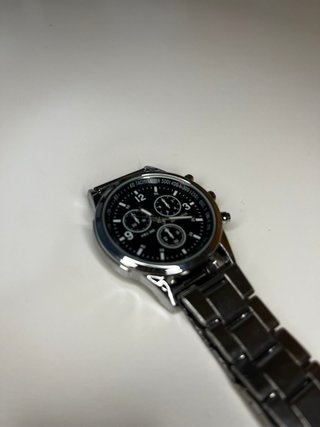 Reloj de pulsera plateado y negro