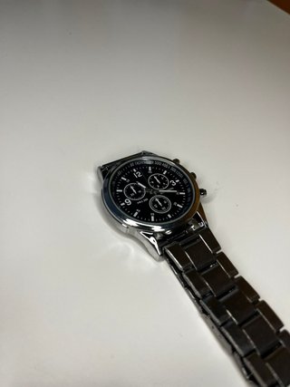 Reloj de pulsera plateado y negro