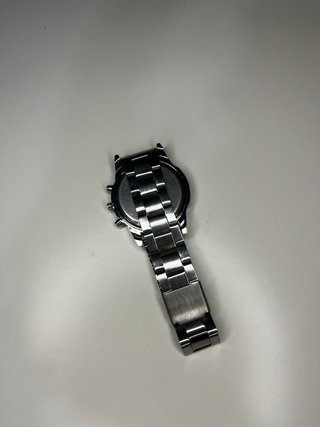 Reloj de pulsera plateado y negro