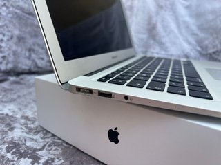 MacBook Air (Intel, 2017)