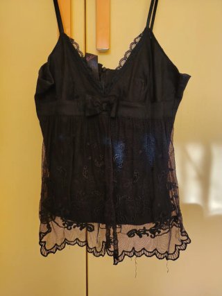 Top nero pizzo e fiocco