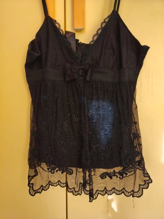 Top nero pizzo e fiocco