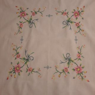 Tovaglietta con fiori ricamati
