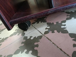 Mesa TV madera con estantes