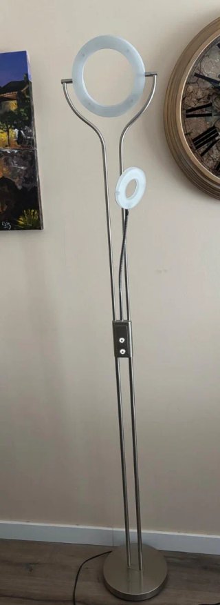Lámpara de pie moderna metal y cristal