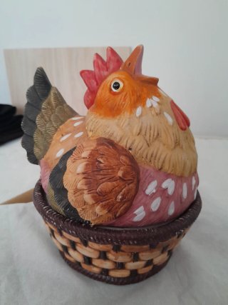 Figura decorativa gallina in ceramica
