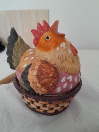 Figura decorativa gallina in ceramica