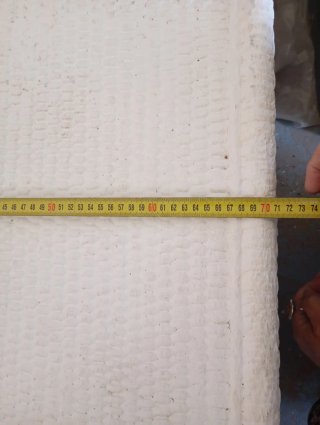 Mesa auxiliar blanca con textura