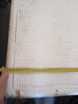 Mesa auxiliar blanca con textura