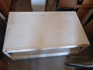 Mesa auxiliar blanca con textura
