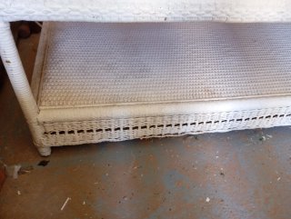 Mesa auxiliar blanca con textura