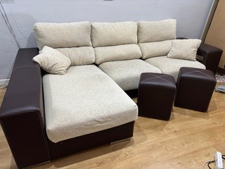 Sofá cama esquinero con 2 pufs