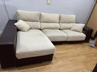 Sofá cama esquinero con 2 pufs