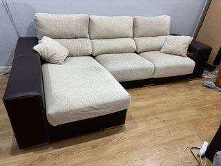 Sofá cama esquinero con 2 pufs