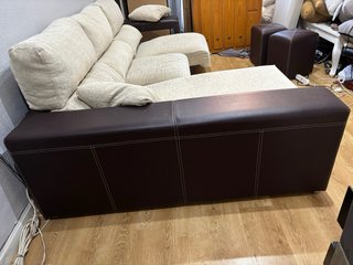 Sofá cama esquinero con 2 pufs