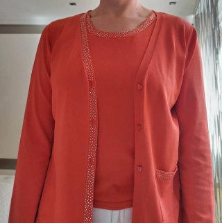 Conjunto naranja y blanco