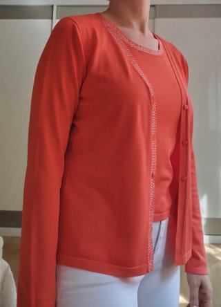 Conjunto naranja y blanco