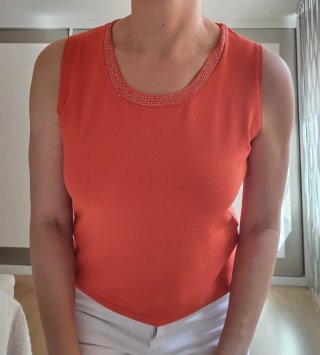 Conjunto naranja y blanco