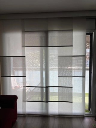 Cortina panel japonés gris y blanco