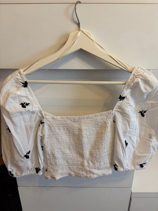 Blusa blanca con bordado negro