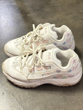 Zapatillas Fila Blancas y Rosas