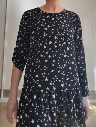 Vestido negro con estrellas blancas