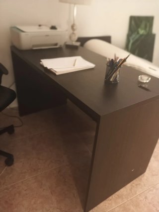 Escritorio y estantería marrón