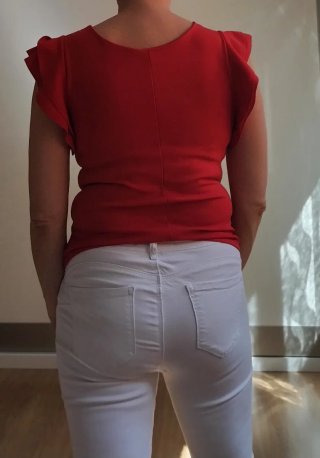 Camiseta roja con volantes