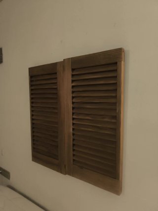 Persianas de madera muy pesadas. Madera maciza